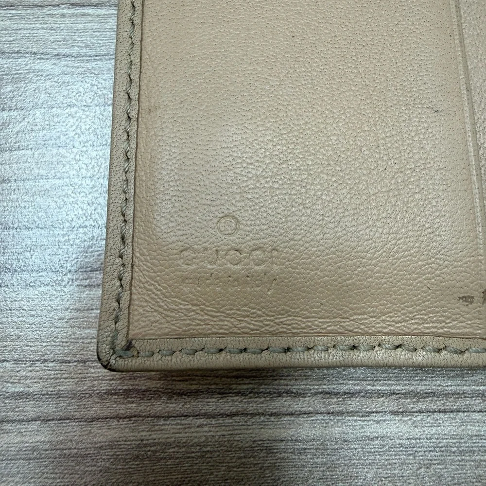 Authentic Gucci Bi-fold Card Holder with Heart Emblem - Picture 4 of 12